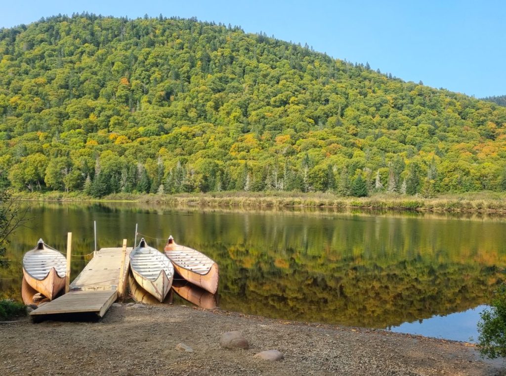 Parc national de la Jacques-Cartier près de l'eau avec des bateaux